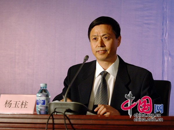 中国银监会定于2014年4月21日(星期一)上午10时在中国银监会302会议室举行新闻发布会,请处置非法集资部际联席会议办公室主任刘张君、最高人民法院刑三庭副庭长罗国良、最高人民检察院法律政策研究室副主任韩耀元、公安部经济犯罪侦查局副局长韩浩介绍防范打击非法集资有关工作情况,并答记者问。图为处置非法集资部际联席会议办公室巡视员杨玉柱主持发布会。中国网 寇莱昂 摄
