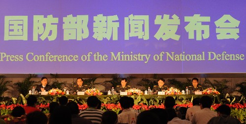 中国国防部在军营举行新闻发布会 8月1日,国防部在北京军区第38集团军装甲6师举行新闻发布会,强调中国有能力挫败任何针对北京奥运会的恐怖图谋。来自68家境内外媒体的103名记者参加,其中包括来自法国电视一台、德国电视二台、路透社、共同社、洛杉矶时报等30家国外媒体的48名记者。这新闻发布会现场。 新华社记者 李文 摄