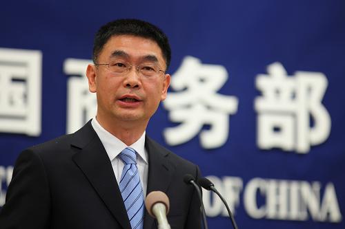1月18日,商务部新闻发言人姚坚在新闻发布会上介绍情况。当日,商务部在北京举行的2011年首场例行新闻发布会发布数据,2010年全国累计吸收外资1057.4亿美元,同比增长17.4%。新华社记者 邢广利 摄