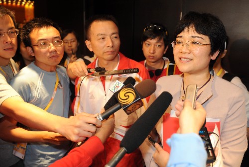 8月3日,北京市气象局副局长王建捷在北京奥运会主新闻中心接受媒体记者采访。 当日,北京市气象局有关负责人表示,8月8日北京奥运会开幕当天,北京将是阴到多云天气,也可能出现阵雨或雷阵雨。 新华社记者 沙达提 摄