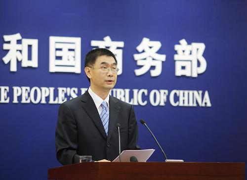 6月15日,商务部新闻发言人姚坚在介绍情况。当日,商务部举行例行新闻发布会,介绍国内市场运行情况、当前对外贸易形势、吸收外资和对外投资情况等,并回答记者提问。 新华社记者邢广利摄