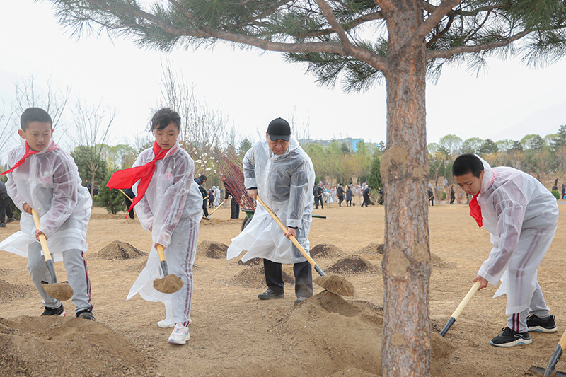 習(xí)近平參加首都義務(wù)植樹活動(dòng)時(shí)強(qiáng)調(diào)：掀起造林綠化熱潮 繪出美麗中國的更新畫卷