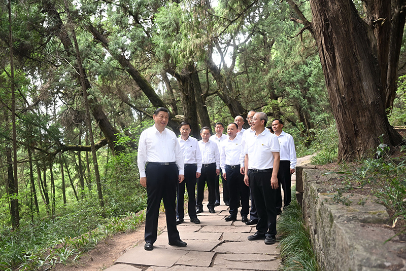 习近平在四川考察时强调
推动新时代治蜀兴川再上新台阶
奋力谱写中国式现代化四川新篇章
返京途中在陕西汉中考察「相关图片」