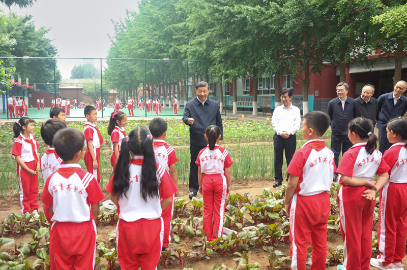习近平在北京育英学校考察 向全国广大少年儿童祝贺“六一”国际