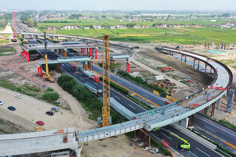 東興高速上跨G15沈海高速架梁施工全部完成