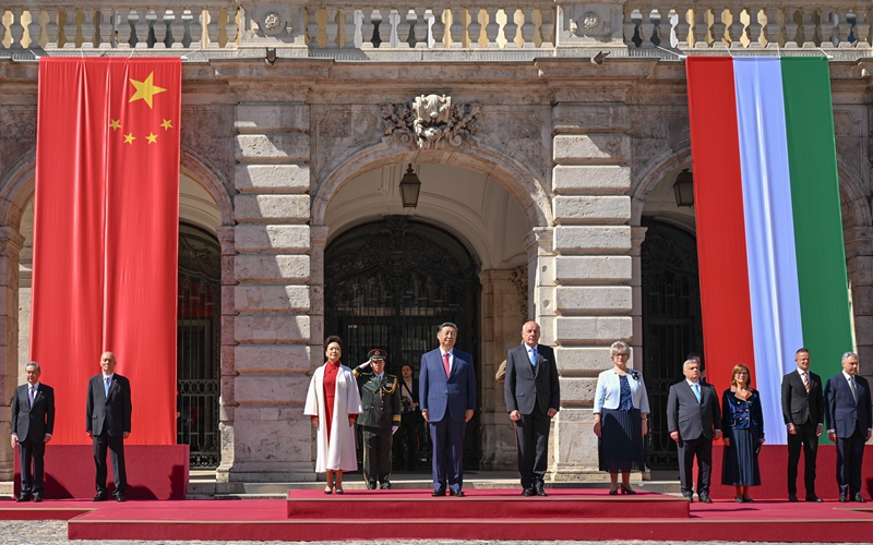 习近平出席匈牙利总统舒尤克总理欧尔班举行的欢迎仪式 习近平出席匈牙利总统舒尤克总理欧尔班举行的欢迎仪式