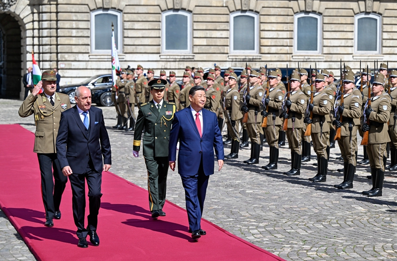 习近平出席匈牙利总统舒尤克总理欧尔班举行的欢迎仪式 习近平出席匈牙利总统舒尤克总理欧尔班举行的欢迎仪式