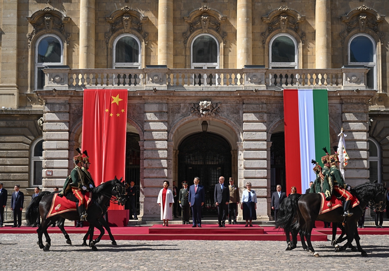 习近平出席匈牙利总统舒尤克总理欧尔班举行的欢迎仪式 习近平出席匈牙利总统舒尤克总理欧尔班举行的欢迎仪式