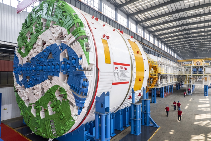 我国最大直径土压平衡双护盾组合式隧道掘进机“强基号”在长沙下线