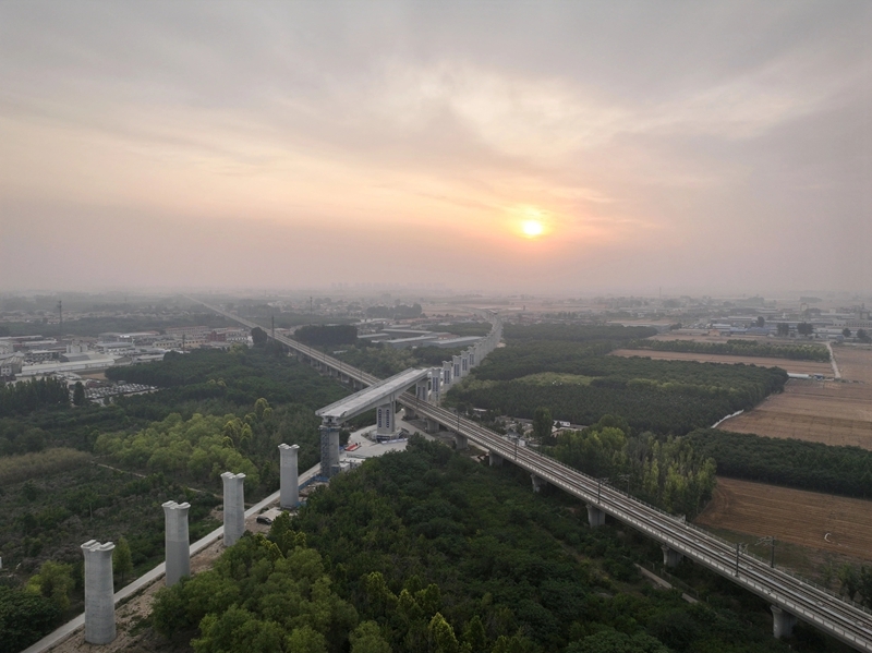 雄忻高铁雄保段跨京广高铁转体桥成功转体—雄安新区最新消息最新进展图片