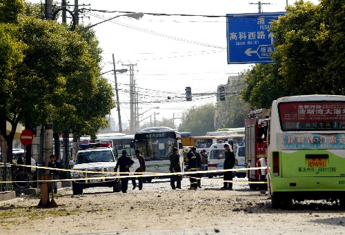 11月24日,发生爆炸的加油站附近马路已被封锁。 当日上午8时许,上海浦东新区浦三路昌里东路口一加油站发生爆炸,初步确定4人死亡。途经此处的一辆公交车受巨大气浪冲击,导致车内多名乘客受伤。 新华社记者 伍婧丹 摄