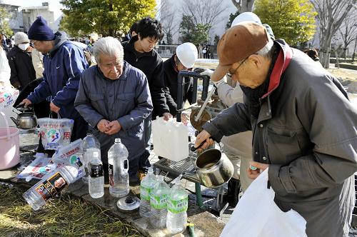 3月12日,在日本福岛县郡山市,民众在公园取水。新华社/共同社