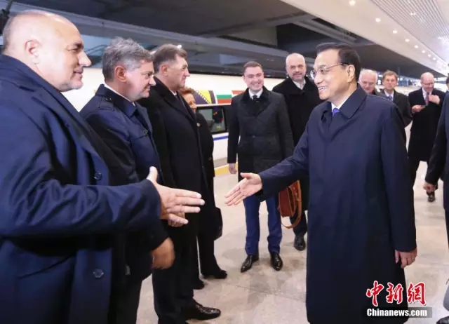 11月25日，高铁抵达上海虹桥后，李克强送别乘坐高铁的东欧国家领导人。