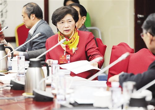 3月12日上午，全国政协科协界举行小组会议。李兰娟委员强调要加大疾病防控力度。李树贵 摄