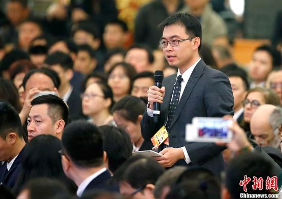 图为中新社、中新网记者提问。中新社记者 富田 摄