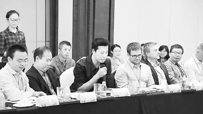 图为论坛现场,嘉宾正在阐述自己的观点。