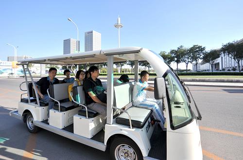 9月9日,与会人员乘坐电动车前往会场。新华社记者 张晨霖 摄