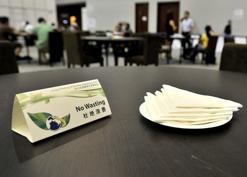 9月9日,会场餐桌上摆放着“杜绝浪费”的温馨提示。新华社记者 张晨霖 摄