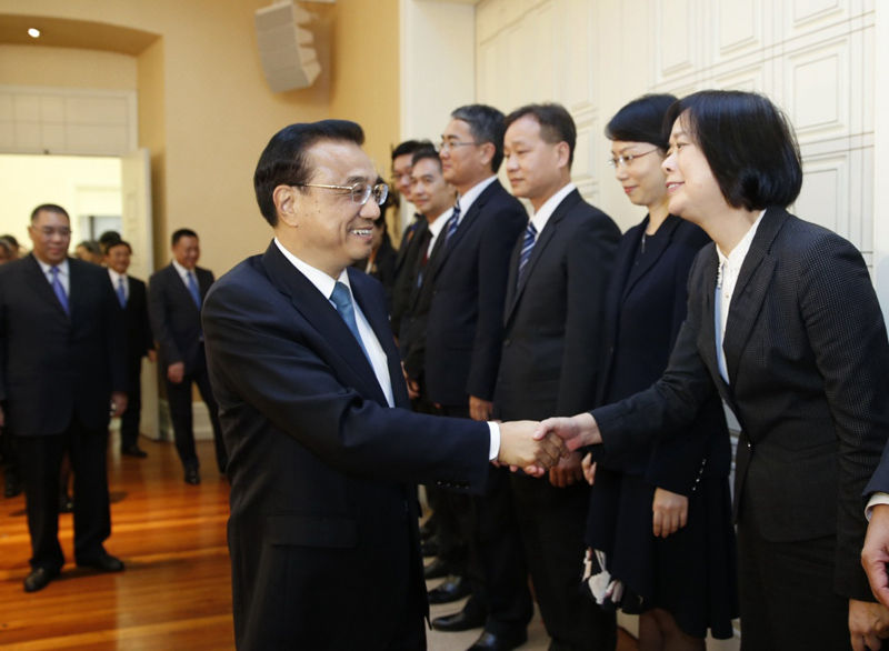 10月10日，国务院总理李克强在澳门特别行政区行政长官崔世安陪同下，来到特区政府总部视察。在与特区政府各司局长合影后，李克强听取特区政府工作汇报并作重要讲话。