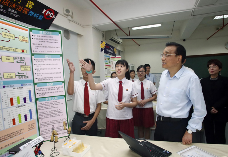 10月11日下午，国务院总理李克强在澳门特别行政区行政长官崔世安陪同下，在澳门视察。这是李克强在澳门镜平学校同课外环保项目小组的师生亲切交谈。