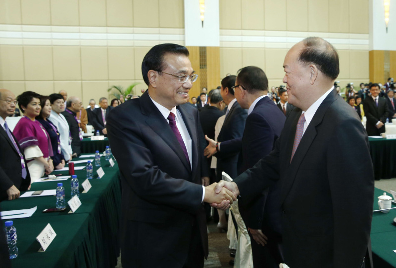 10月12日，国务院总理李克强在澳门特别行政区行政长官崔世安陪同下，与澳门各界人士代表座谈并作重要讲话。