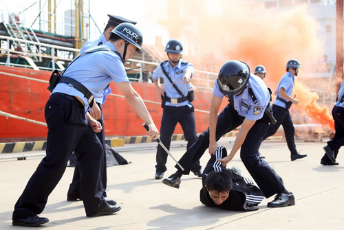 8月20日,在天津港北方港航码头一号泊位反恐演习现场,一名“犯罪嫌疑人”被公安擒获。