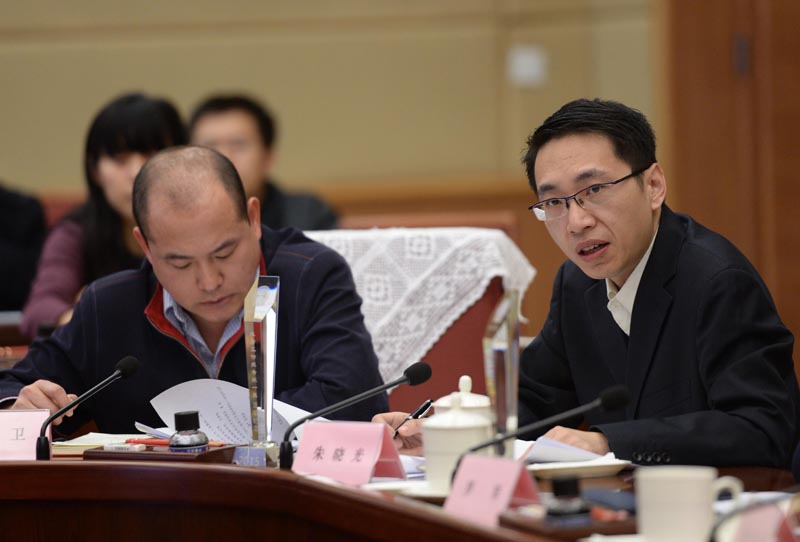 3月26日,新浪网副总编辑朱晓光(右)在座谈会上发言。
