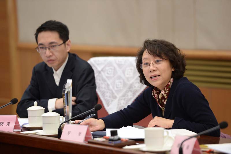 3月26日,央视网副总经理罗琴(右)在座谈会上发言。