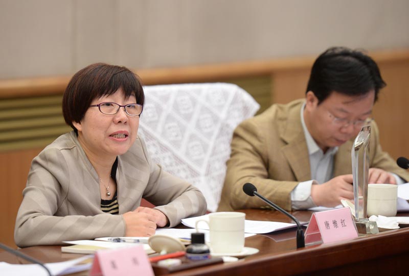 3月26日,人民网副总裁唐维红(左)在座谈会上发言。