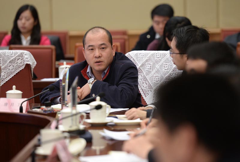 3月26日,中国政府网编辑部主任唐月卫(中)在座谈会上发言。