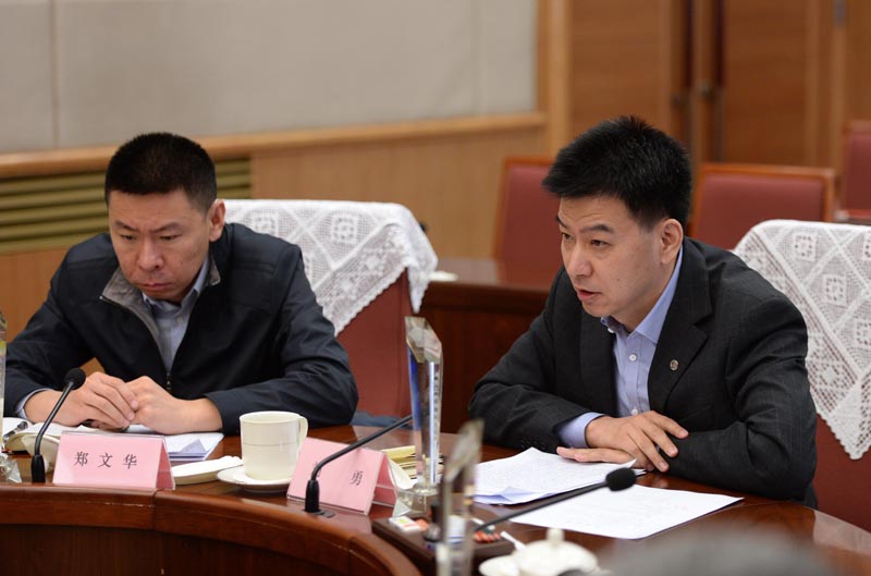 3月26日,腾讯网政府事务部副总经理刘勇(右)在座谈会上发言。