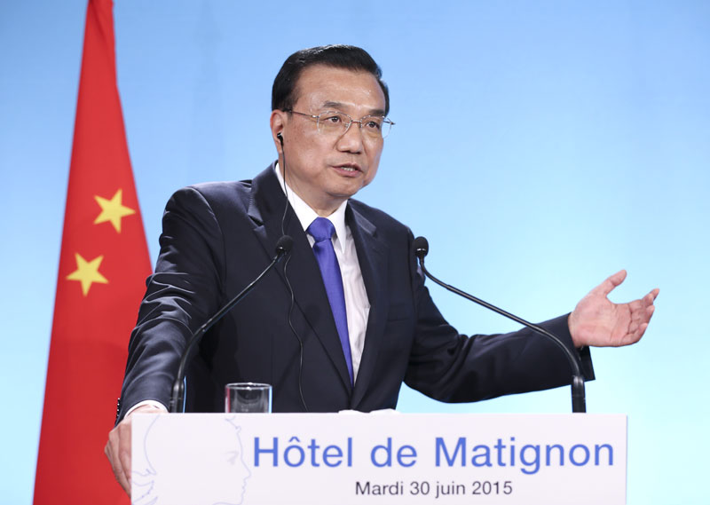 李克强总理30日与法国总理瓦尔斯共见记者时说,推动国际产能合作,把中方和发达国家的优势结合起来,生产关键技术设备,能以较低价格较高质量满足发展中国家需求,带动中国产业升级和发达国家扩大出口。中法开展核电、高铁等领域三方合作,实现互利三赢。