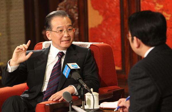 12月27日,中共中央政治局常委、国务院总理温家宝在北京中南海紫光阁接受新华社记者独家专访,就当前经济形势、明年经济工作和其他问题回答记者提问。 新华社记者姚大伟摄