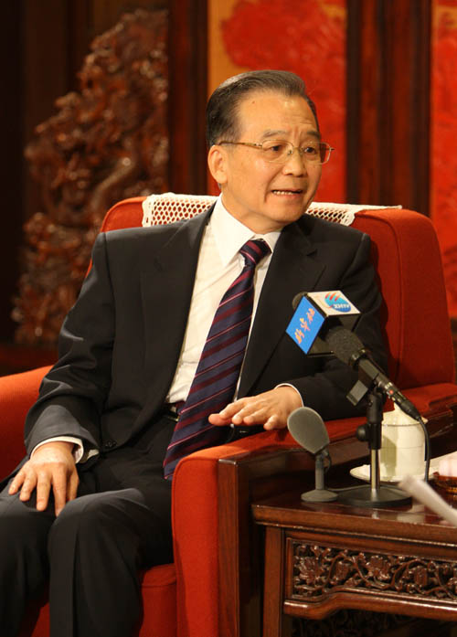 12月27日,中共中央政治局常委、国务院总理温家宝在北京中南海紫光阁接受新华社记者独家专访,就当前经济形势、明年经济工作和其他问题回答记者提问。 新华社记者 姚大伟 摄