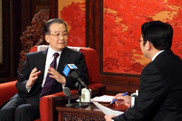 12月27日,中共中央政治局常委、国务院总理温家宝在北京中南海紫光阁接受新华社记者独家专访,就当前经济形势、明年经济工作和其他问题回答记者提问。 新华社记者 姚大伟 摄