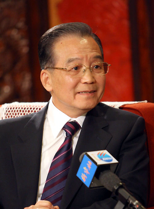 12月27日,中共中央政治局常委、国务院总理温家宝在北京中南海紫光阁接受新华社记者独家专访,就当前经济形势、明年经济工作和其他问题回答记者提问。 新华社记者 姚大伟 摄