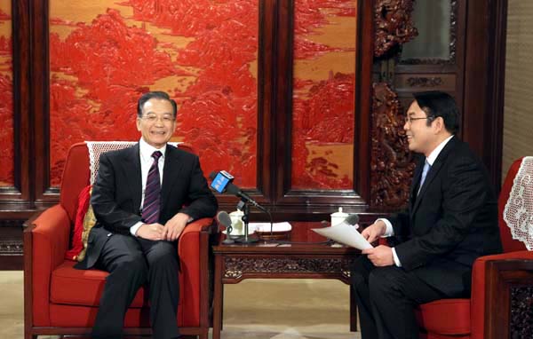 12月27日,中共中央政治局常委、国务院总理温家宝在北京中南海紫光阁接受新华社记者独家专访,就当前经济形势、明年经济工作和其他问题回答记者提问。 新华社记者 姚大伟 摄