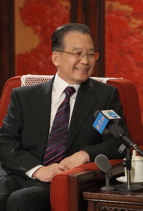 12月27日,中共中央政治局常委、国务院总理温家宝在北京中南海紫光阁接受新华社记者独家专访,就当前经济形势、明年经济工作和其他问题回答记者提问。 新华社记者 姚大伟 摄