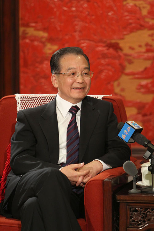 12月27日,中共中央政治局常委、国务院总理温家宝在北京中南海紫光阁接受新华社记者独家专访,就当前经济形势、明年经济工作和其他问题回答记者提问。 新华社记者 姚大伟 摄