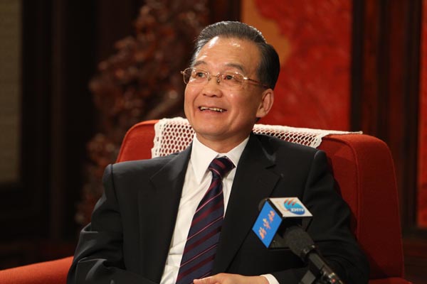12月27日,中共中央政治局常委、国务院总理温家宝在北京中南海紫光阁接受新华社记者独家专访,就当前经济形势、明年经济工作和其他问题回答记者提问。 新华社记者 姚大伟 摄