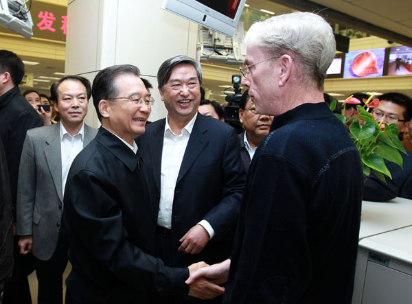 2月27日,中共中央政治局常委、国务院总理温家宝接受中国政府网和新华网的联合专访,与海内外网友在线交流后,来到新华通讯社新闻大厦,看望新华社工作人员。新华社记者 庞兴雷 摄