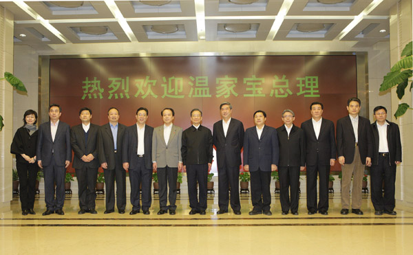 2月27日,中共中央政治局常委、国务院总理温家宝接受中国政府网和新华网的联合专访,与海内外网友在线交流后,来到新华通讯社新闻大厦,看望新华社工作人员。 新华社记者 邢广利 摄