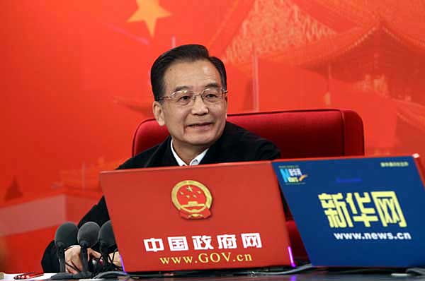 2月27日下午3时,中共中央政治局常委、国务院总理温家宝接受中国政府网、新华网联合专访,与广大网友在线交流。新华社记者 刘卫兵 摄