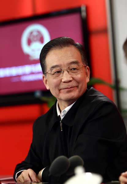 2月27日下午3时,中共中央政治局常委、国务院总理温家宝接受中国政府网、新华网联合专访,与广大网友在线交流。 新华社记者刘卫兵摄