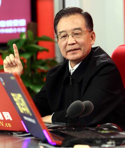 2月27日下午3时,中共中央政治局常委、国务院总理温家宝接受中国政府网、新华网联合专访,与广大网友在线交流。 新华社记者刘卫兵摄