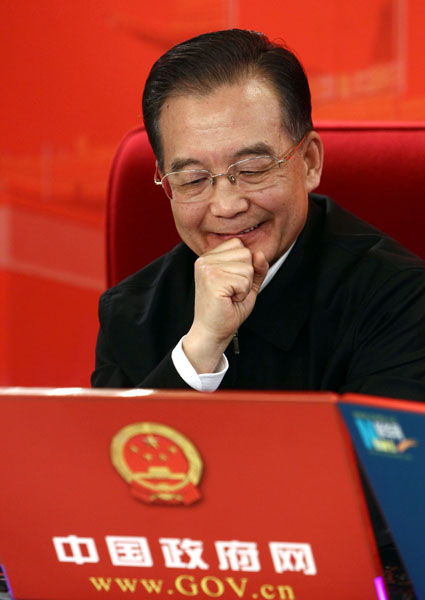 2月27日下午3时,中共中央政治局常委、国务院总理温家宝接受中国政府网、新华网联合专访,与广大网友在线交流。新华社记者 刘卫兵 摄