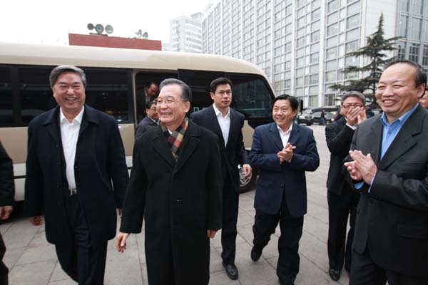 2月27日,中共中央政治局常委、国务院总理温家宝接受中国政府网和新华网的联合专访,与海内外网友在线交流后,来到新华通讯社新闻大厦,看望新华社工作人员。 新华社记者 庞兴雷 摄