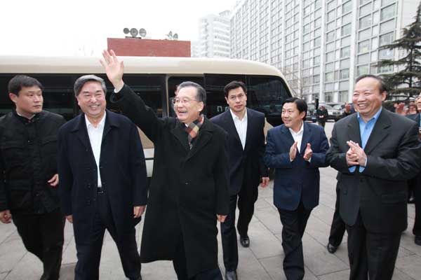 2月27日,中共中央政治局常委、国务院总理温家宝接受中国政府网和新华网的联合专访,与海内外网友在线交流后,来到新华通讯社新闻大厦,看望新华社工作人员。新华社记者 庞兴雷 摄
