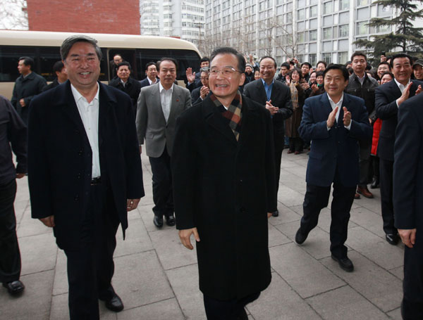 2月27日,中共中央政治局常委、国务院总理温家宝接受中国政府网和新华网的联合专访,与海内外网友在线交流后,来到新华通讯社新闻大厦,看望新华社工作人员。新华社记者 庞兴雷 摄