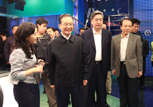 2月27日,中共中央政治局常委、国务院总理温家宝接受中国政府网和新华网的联合专访,与海内外网友在线交流后,来到新华通讯社新闻大厦,看望新华社工作人员。新华社记者 庞兴雷 摄